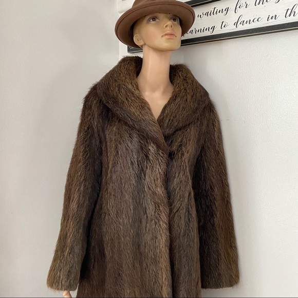 Fur COAT VINTAGE  BEAVER FUR COAT WITH TOGGLE CLOSURES - Picture 7 of 11